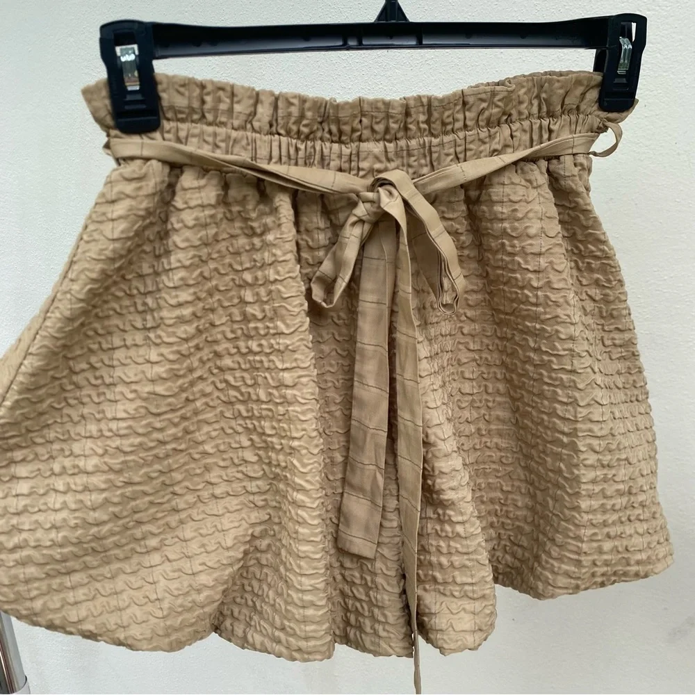 Textured Tan Puff Crop Top & Balloon Shorts Size Medium - Picture 4 of 7